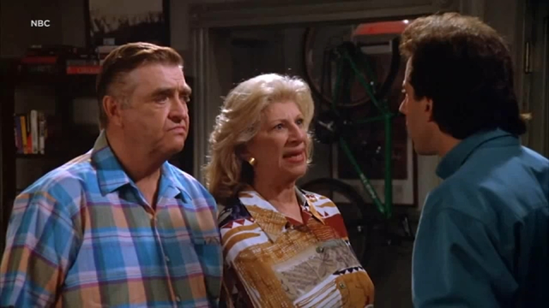 Liz Sheridan in una scena di "Seinfeld"