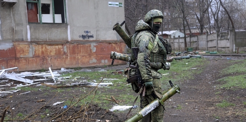 Un soldato delle milizie filorusse a Mariupol (AP Photo/Alexei Alexandrov, File)