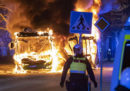 Gli scontri in Svezia per le manifestazioni anti islamiche di Stram Kurs