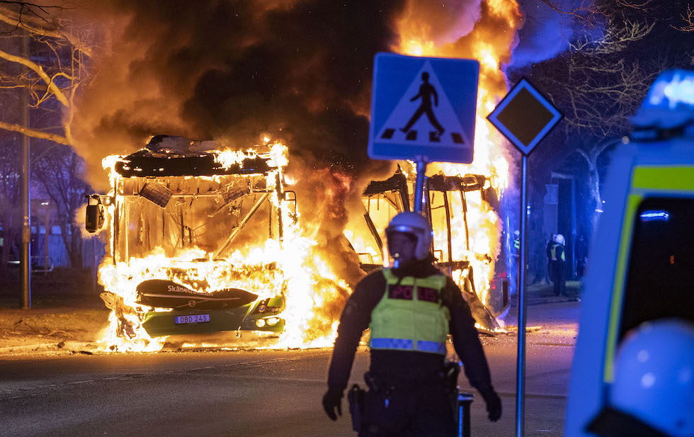 Un bus incendiato a Malmö (Johan Nilsson/TT via ZUMA Press)
