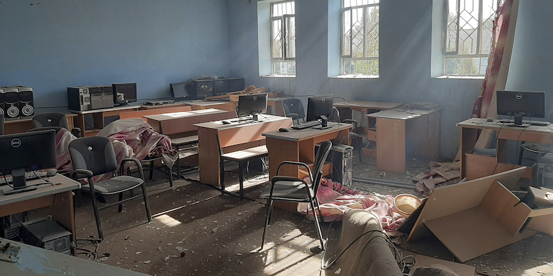 Una scuola danneggiata da un attacco a Kabul, ad agosto del 2021 (AP Photo/Abdul Khaliq)