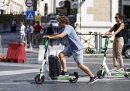 Firenze non vuole cedere sull'obbligo del casco per chi va in monopattino