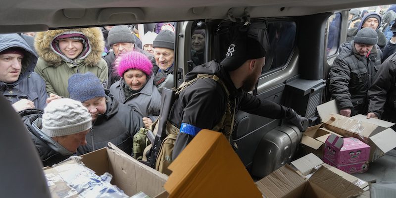 Distribuzione di aiuti umanitari a Bucha, nei pressi di Kiev, 5 aprile 2022 (AP Photo/Efrem Lukatsky)