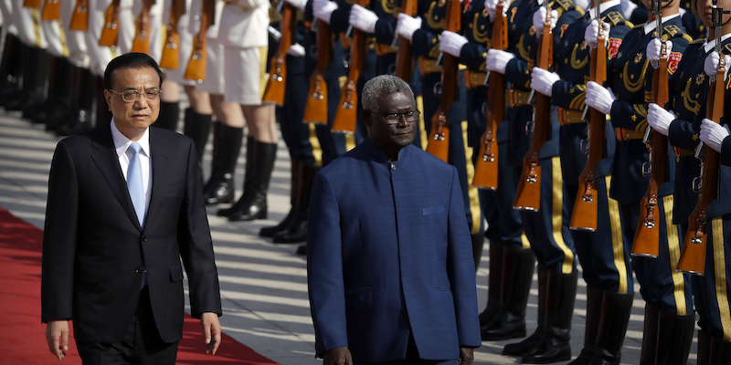 Il primo ministro cinese Li Keqiang e il primo ministro delle isole Salomone Manasseh Sogavare, nel 2019 (AP Photo/Mark Schiefelbein)