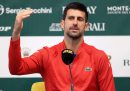 Djokovic dice che vietare ai tennisti russi e bielorussi di giocare a Wimbledon «è una follia»