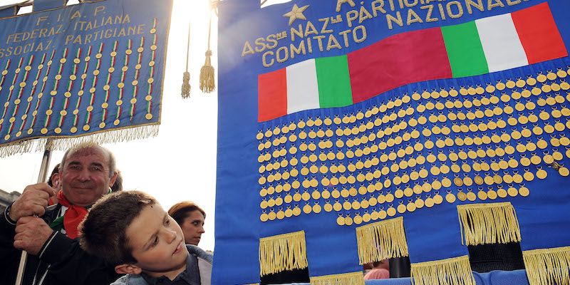 Corteo del 25 aprile a Milano (FOTO ANSA/DANIEL DAL ZENNARO)