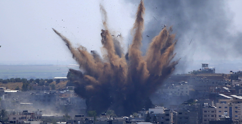 Un bombardamento israeliano a Gaza, a maggio del 2021 (AP Photo/Hatem Moussa)