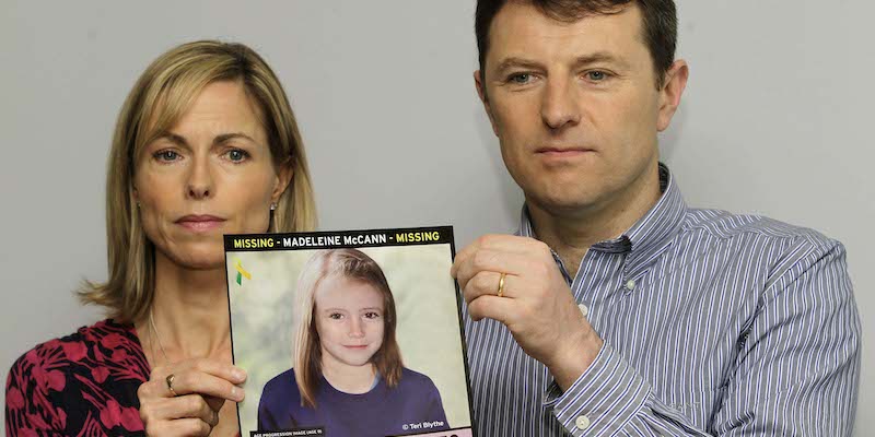I genitori di Madeleine McCann mostrano una sua foto, nel 2012 (AP Photo/Sang Tan, File)