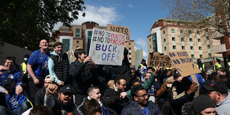 Tifosi del Chelsea protestano contro la famiglia Ricketts all'esterno dello Stamford Bridge di Londra (Alex Pantling/Getty Images)