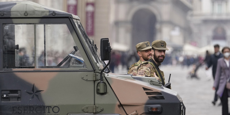 Due militari impegnati nell'operazione Strade Sicure in Piazza Duomo, a Milano (AP Photo/Luca Bruno)