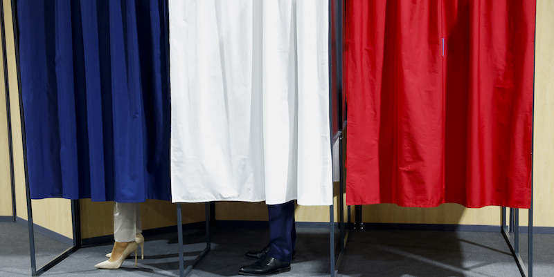Il presidente francese Emmanuel Macron e la moglie Brigitte mentre votano in un seggio elettorale del comune di Le Touquet, nella regione dell'Alta Francia (Gonzalo Fuentes; Pool via AP)