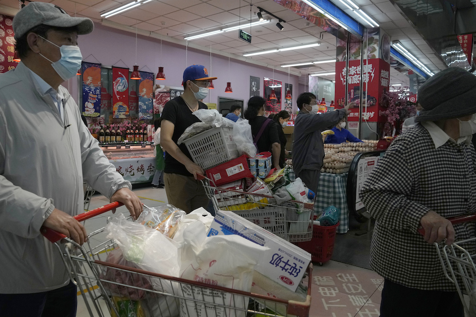 Alcune persone fanno scorte di cibo in un supermercato del distretto di Chaoyang (AP Photo/Ng Han Guan)
