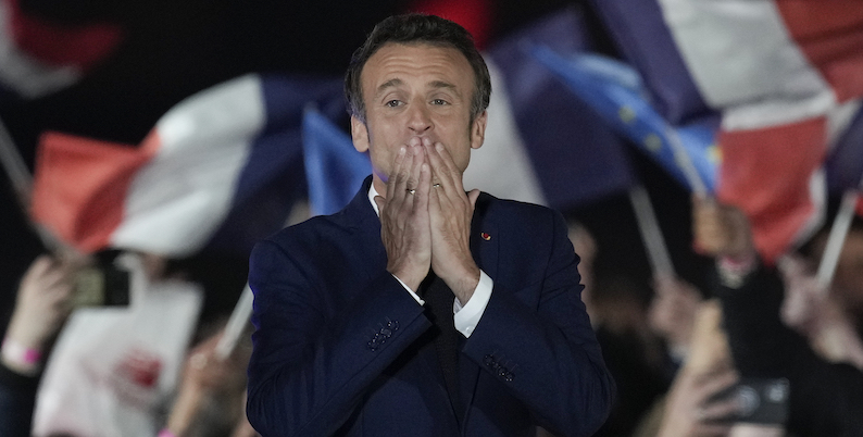 Emmanuel Macron dopo la vittoria, Parigi, 24 aprile 2022 (AP Photo/Christophe Ena)