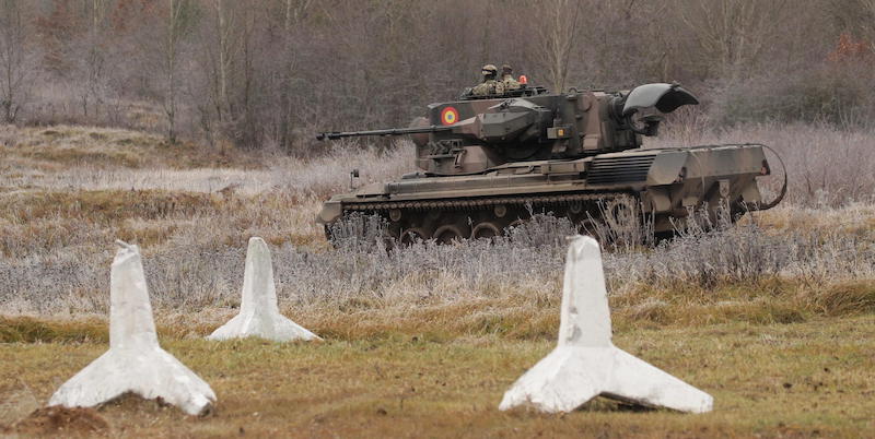 Un Gepard impiegato per un'esercitazione dall'esercito della Romania, 9 novembre 2021 (EPA/TOMASZ WASZCZUK via ANSA)