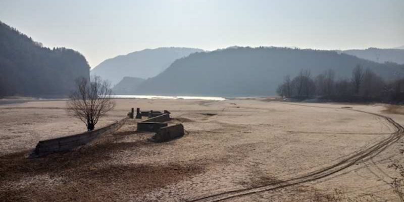 Il lago del Corlo, in provincia di Belluno, a inizio marzo (Arpav Veneto)