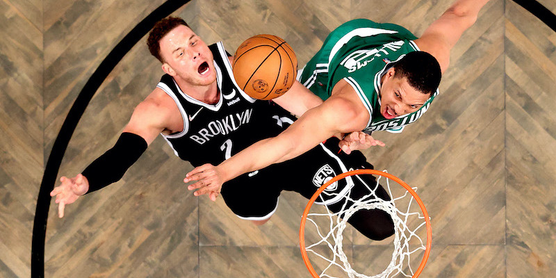 Blake Griffin e Grant Williams in gara-3 dei playoff NBA tra Brooklyn Nets e Boston Celtics (Al Bello/Getty Images).