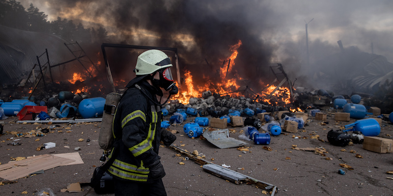Un vigile del fuoco al lavoro per spegnere un incendio in un deposito di prodotti chimici colpito da un bombardamento russo a Kalynivka, vicino a Kiev, l'8 marzo 2022 (Chris McGrath/Getty Images)