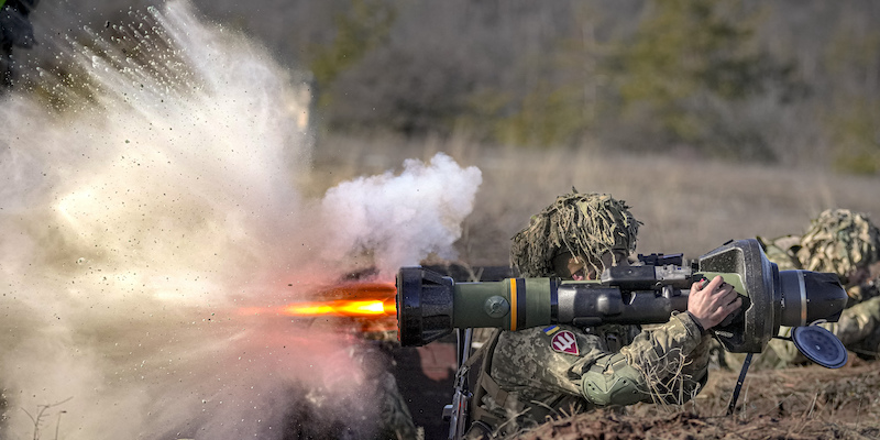 Un soldato ucraino spara un missile anti-carro durante un'esercitazione militare (AP Photo/Vadim Ghirda)