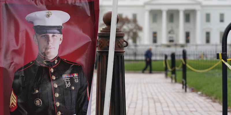 Una foto di Trevor Reed vicino alla Casa Bianca (AP Photo/Patrick Semansky, File)