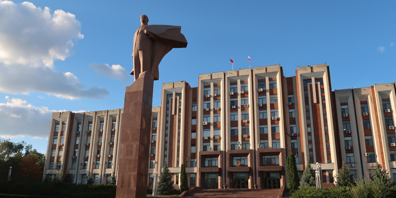 La statua di Lenin davanti al palazzo del governo di Tiraspol, in Transnistria. (il Post)