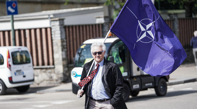 Il politico Radicale Silvio Viale con una bandiera della NATO durante una celebrazione per il 25 aprile a Torino (ANSA/JESSICA PASQUALON)