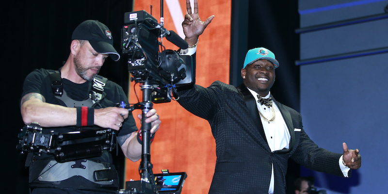 Laremy Tunsil sale sul palco al draft della NFL nel 2016 (Jeff Haynes/AP Images for Panini)