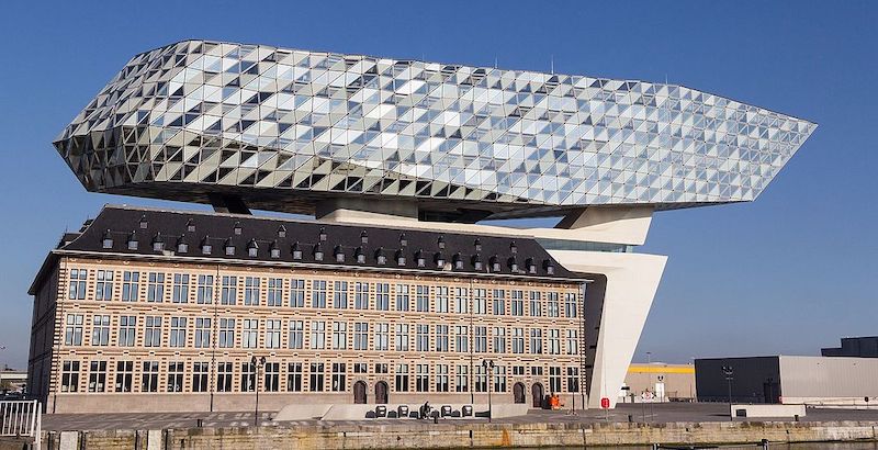 L'Havenhuis, l'edificio che ospita la sede dell'autorità portuale di Anversa (Wikimedia Commons)