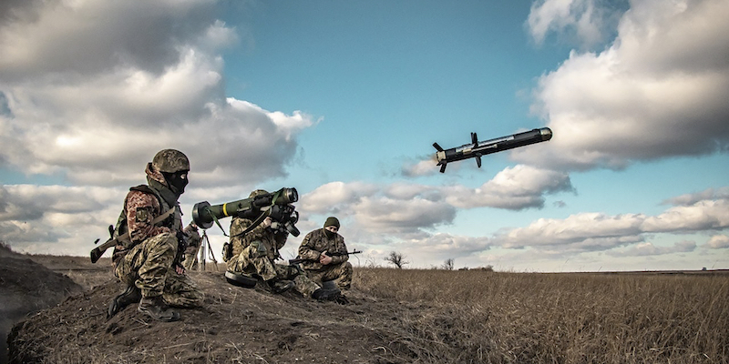 Soldati ucraini mentre sparano un missile anticarro Javelin, 23 dicembre 2021 (Ukrainian Defense Ministry Press Service via AP)