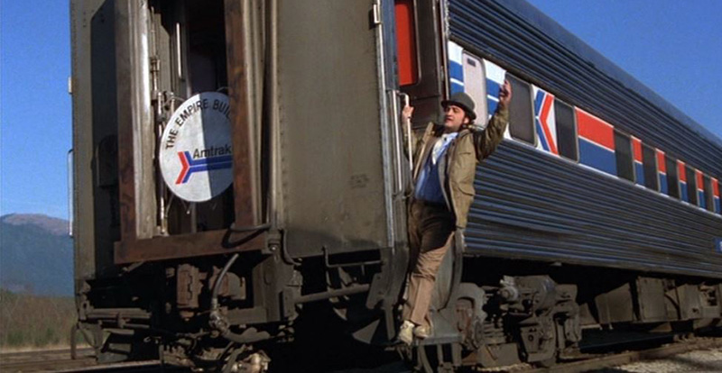 John Belushi in uno dei molti addii sul treno del film "Chiamami aquila" (1981).