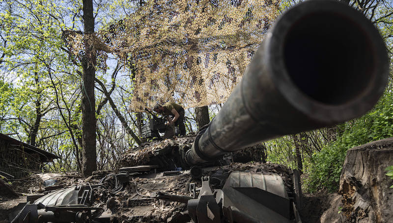 Un carro armato ucraino nella regione di Donetsk (AP Photo/Evgeniy Maloletka)