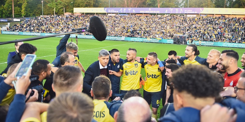 Felice Mazzù, allenatore del Saint-Gilloise, parla alla squadra dopo l'ultima vittoria in campionato (@unionstgilloise)