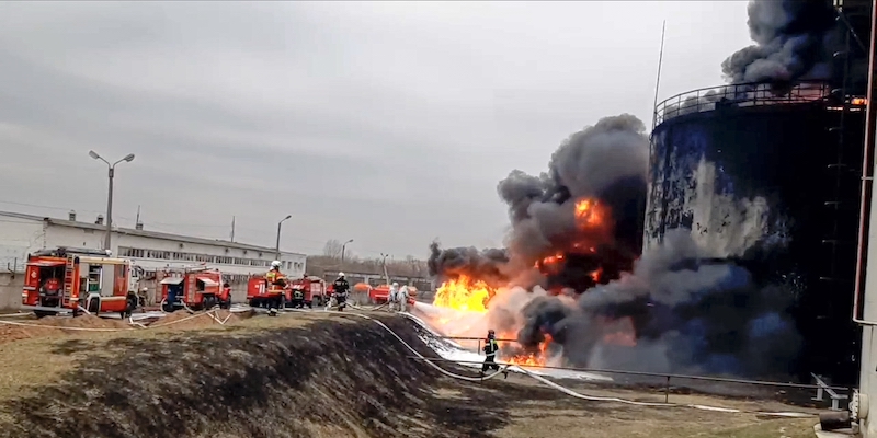 L'incendio dopo l'esplosione nel deposito carburante di Belgorod, Russia (Russian Emergency Ministry Press Service via AP)