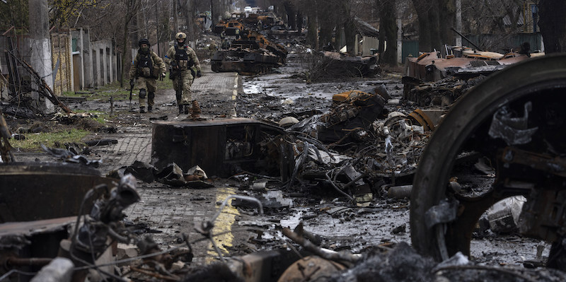Soldati ucraini e mezzi militari russi distrutti a Bucha. (AP Photo/Rodrigo Abd)
