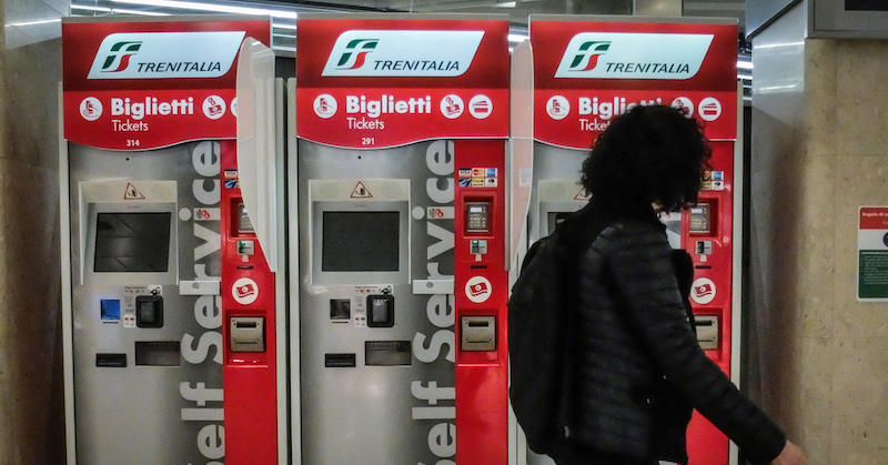 Le biglietterie automatiche di Trenitalia bloccate a causa di un attacco, il 23 marzo (ANSA/MATTEO CORNER)