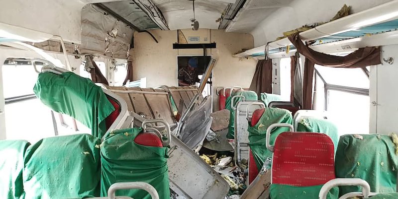 Una carrozza del treno dopo l'attacco (dal profilo Twitter del ministro del Trasporti nigeriano)