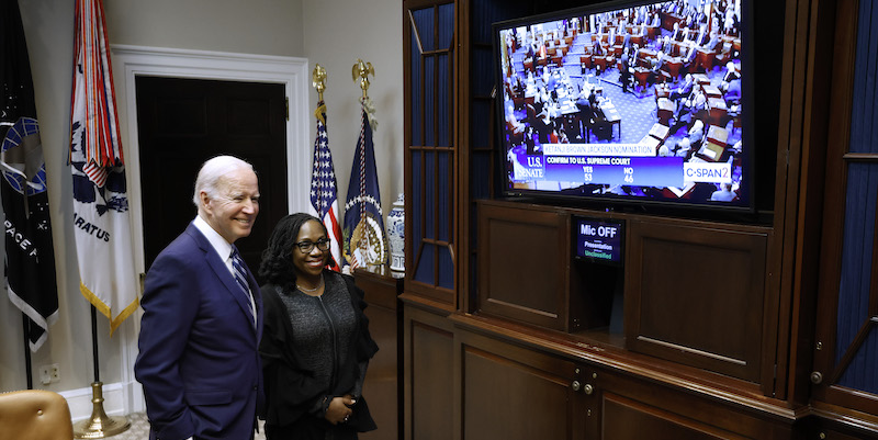 Il presidente degli Stati Uniti Joe Biden e la giudice Ketanji Brown Jackson guardano insieme la diretta del voto del Senato che ha confermato la nomina di Brown Jackson come giudice della Corte Suprema
(Chip Somodevilla/Getty Images)