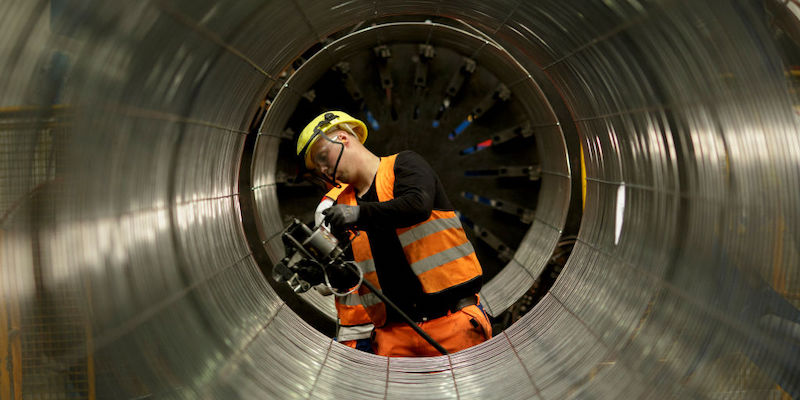 Un operaio lavora alla costruzione del gasdotto Nord Stream 2 in uno stabilimento a Sassnitz, in Germania (Carsten Koall/Getty Images)