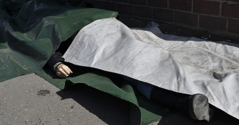 Una persona morta dopo l'attacco alla stazione di Kramatorsk (AP Photo/Andriy Andriyenko)
