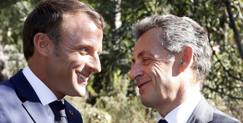 Emmanuel Macron e Nicolas Sarkozy a Saint-Raphael, 15 agosto 2019 (Eric Gaillard/POOL via AP)