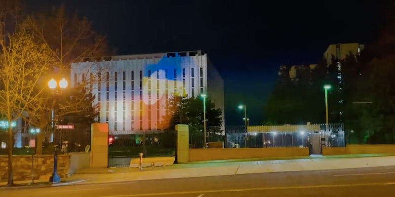 C’è stata una lotta di proiettori sui muri dell’ambasciata russa di Washington