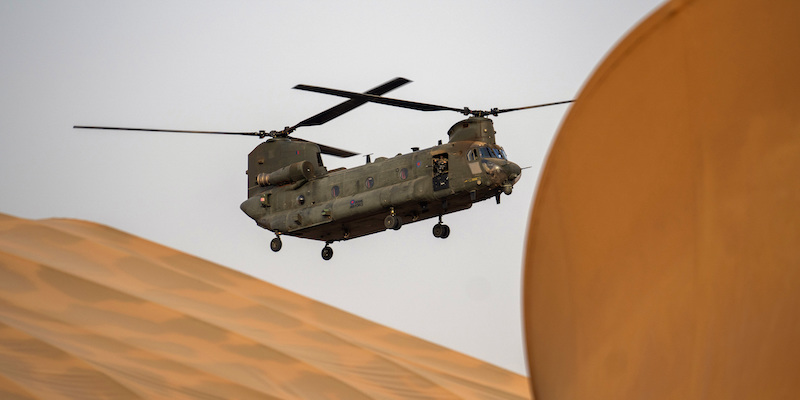 Un elicottero militare impegnato nell'operazione Barkhane, in Mali, iniziata nel 2013 con l’obiettivo di combattere i gruppi jihadisti dell'area (AP Photo/Jerome Delay, File)