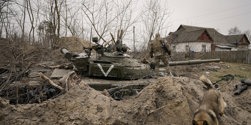 Un carro armato russo abbandonato in Ucraina (AP Photo/Vadim Ghirda, File)