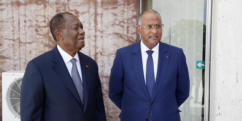 Il presidente della Costa d'Avorio Alassane Ouattara (a sinistra) e l'allora primo ministro Patrick Achi nel marzo del 2021 (EPA/ Legnan Koula, via ANSA)