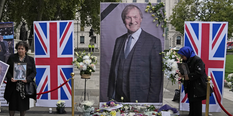 Una commemorazione del deputato britannico David Amess di fronte al Parlamento inglese (AP Photo/Kirsty Wigglesworth)