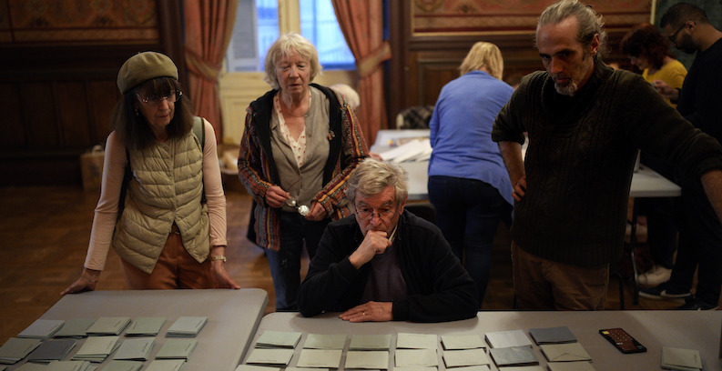 Il conteggio in un seggio elettorale di Marsiglia, 10 aprile 2022 (AP Photo/Daniel Cole)