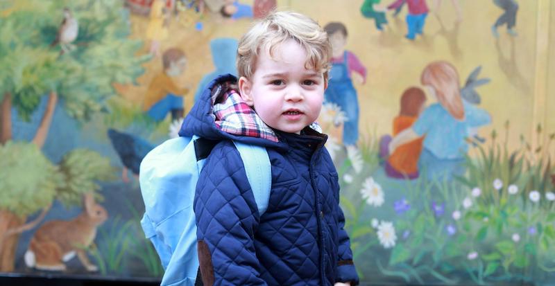 Il principe George del Regno Unito al suo primo giorno di scuola all'asilo nido Westacre Montessori, nel 2016 (DUCHESS OF CAMBRIDGE/KENSINGTON PALACE)