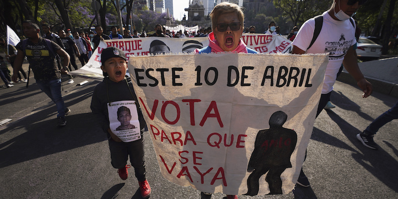 Una donna che protesta contro il presidente del Messico Andrés Manuel López Obrador (AP Photo/Marco Ugarte)