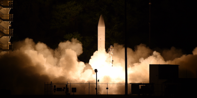 Il lancio di un missile ipersonico (Luke Lamborn/U.S. Navy via AP)