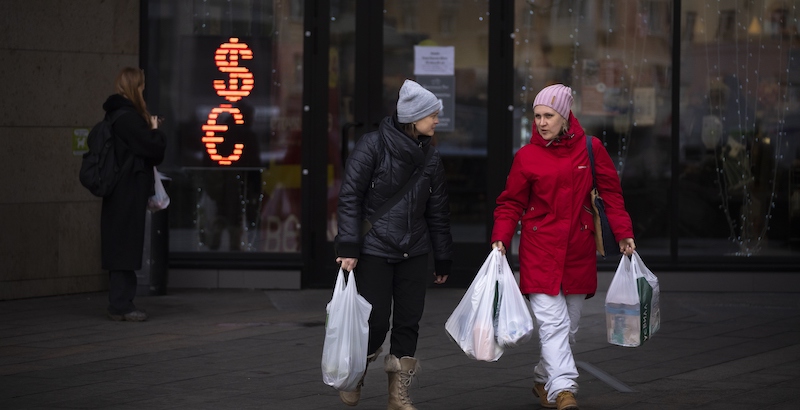 Due donne passano davanti a un cambiavalute a Mosca (AP)