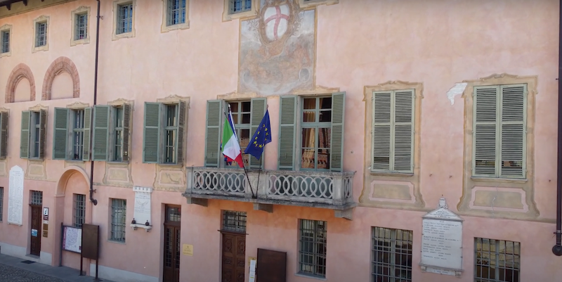 Un palazzo comunale italiano (YouTube)